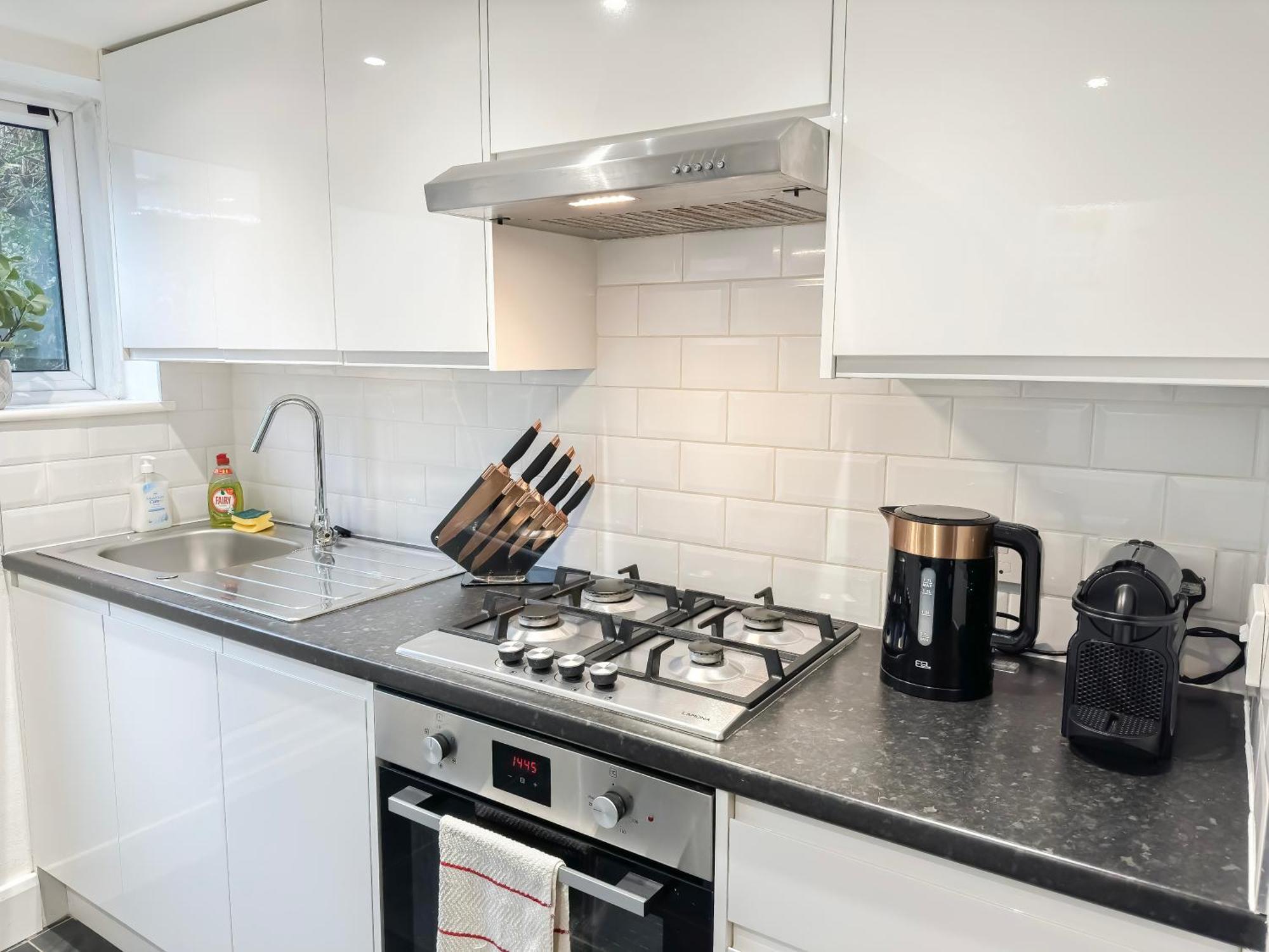 1-Bedroom Flat With Small Garden & Paid Parking In Finsbury Park, Highbury London Exteriör bild