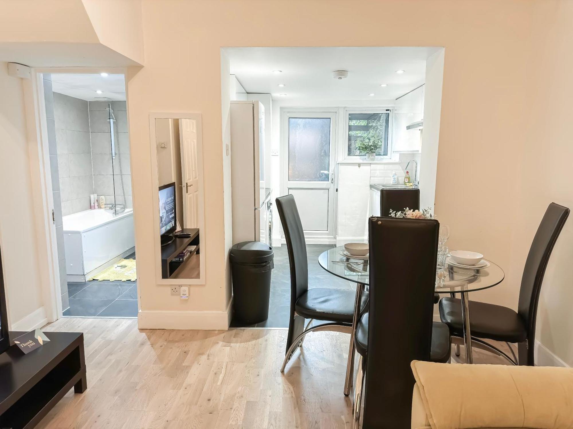 1-Bedroom Flat With Small Garden & Paid Parking In Finsbury Park, Highbury London Exteriör bild