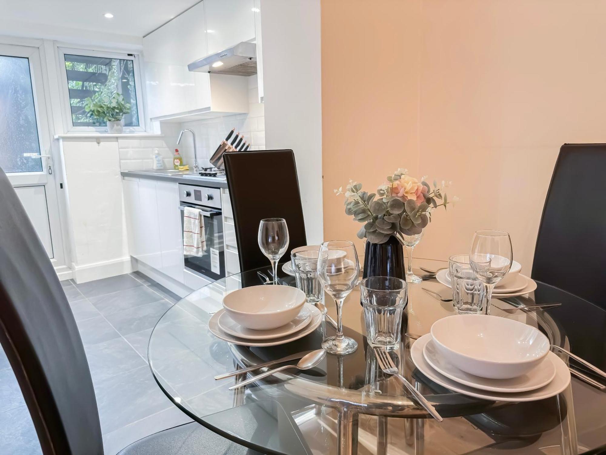 1-Bedroom Flat With Small Garden & Paid Parking In Finsbury Park, Highbury London Exteriör bild