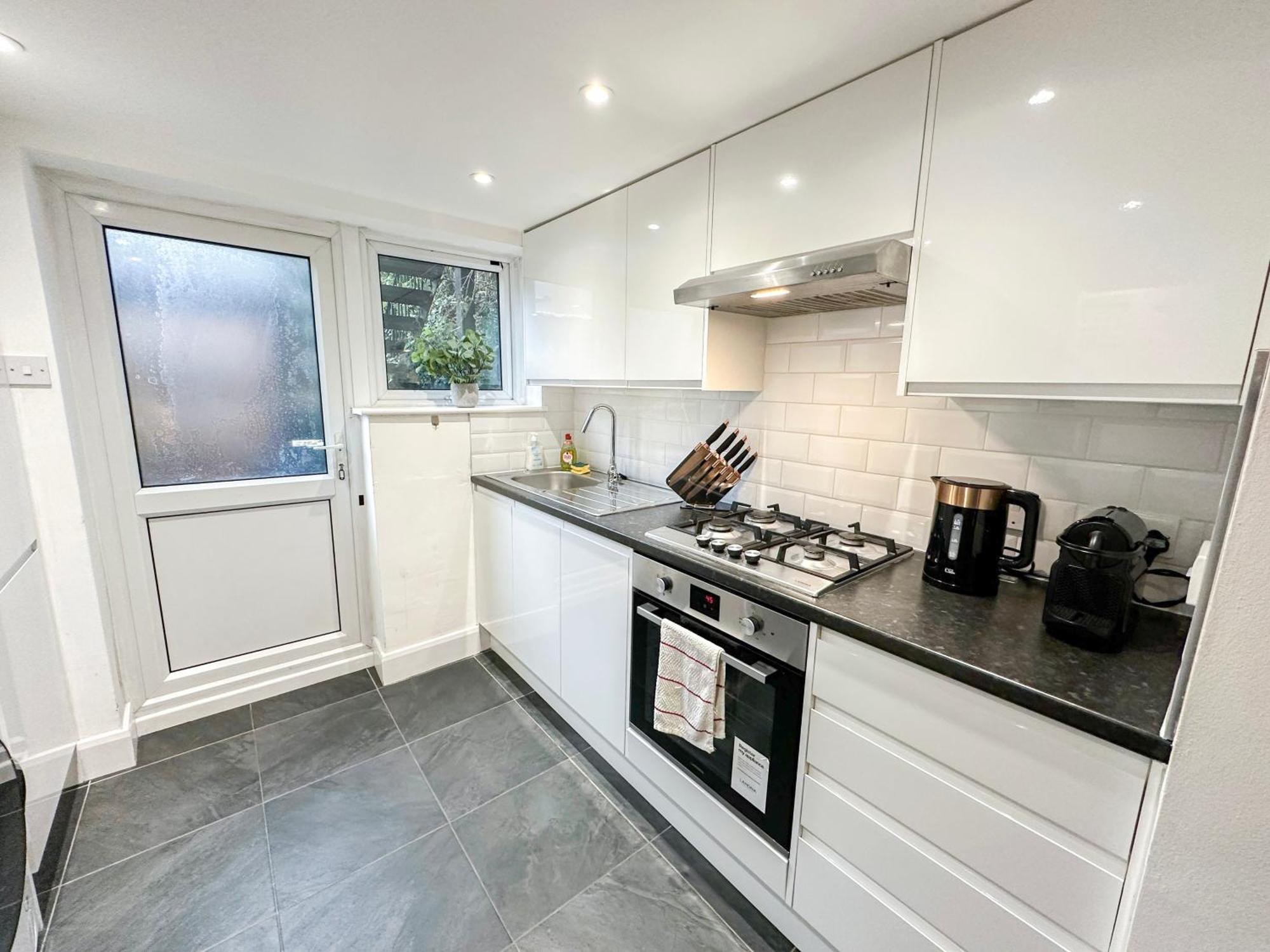 1-Bedroom Flat With Small Garden & Paid Parking In Finsbury Park, Highbury London Exteriör bild