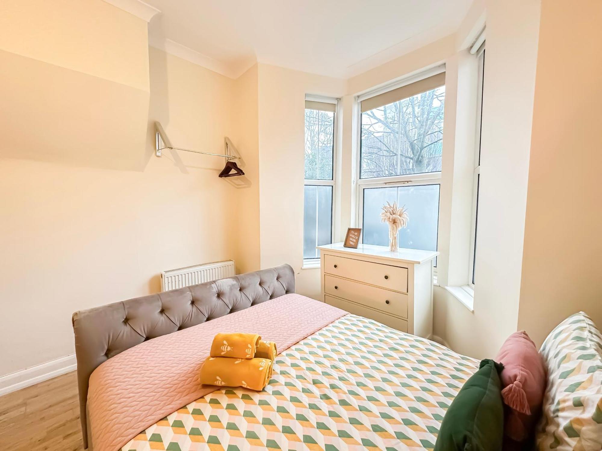1-Bedroom Flat With Small Garden & Paid Parking In Finsbury Park, Highbury London Exteriör bild