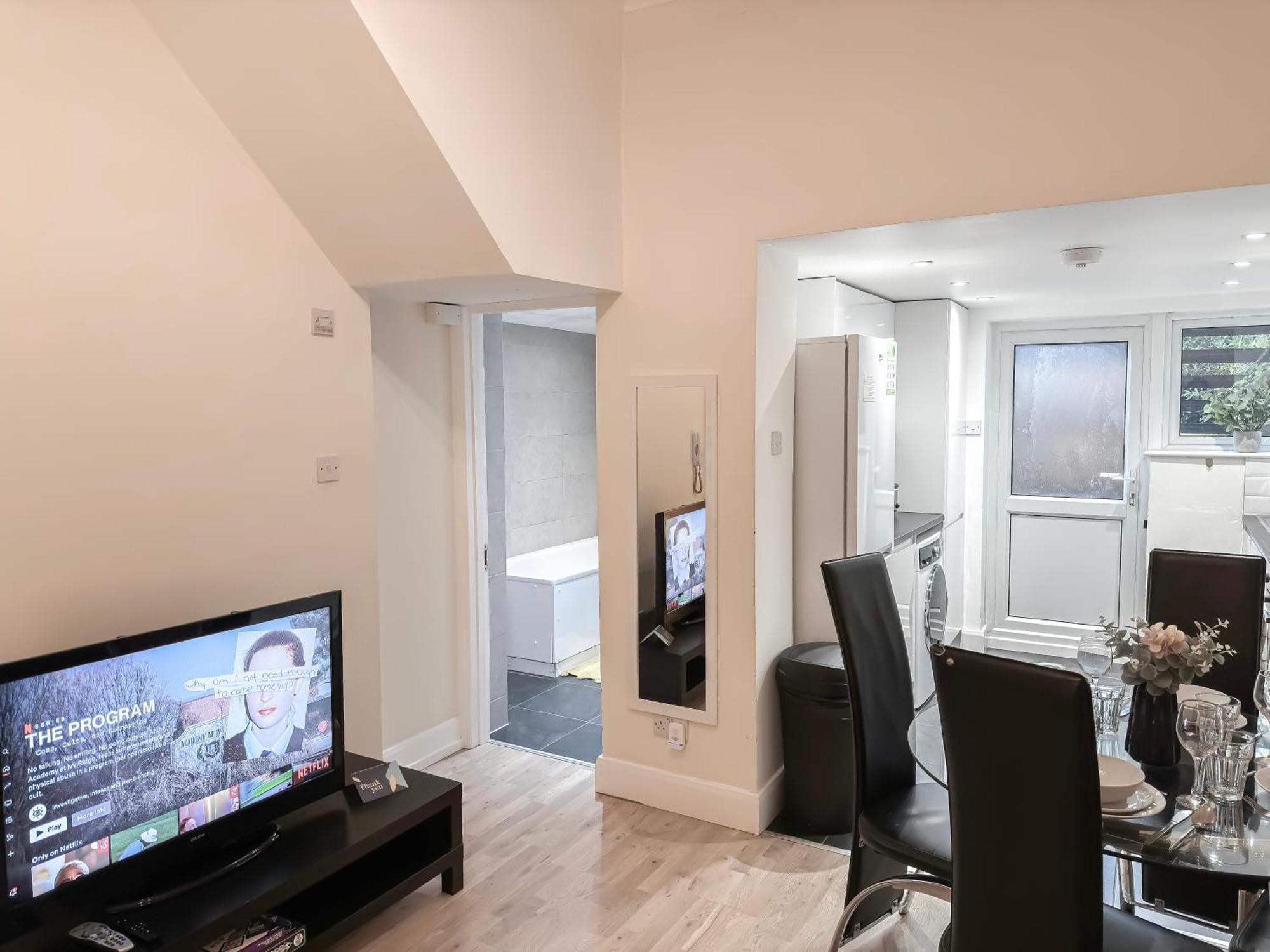 1-Bedroom Flat With Small Garden & Paid Parking In Finsbury Park, Highbury London Exteriör bild