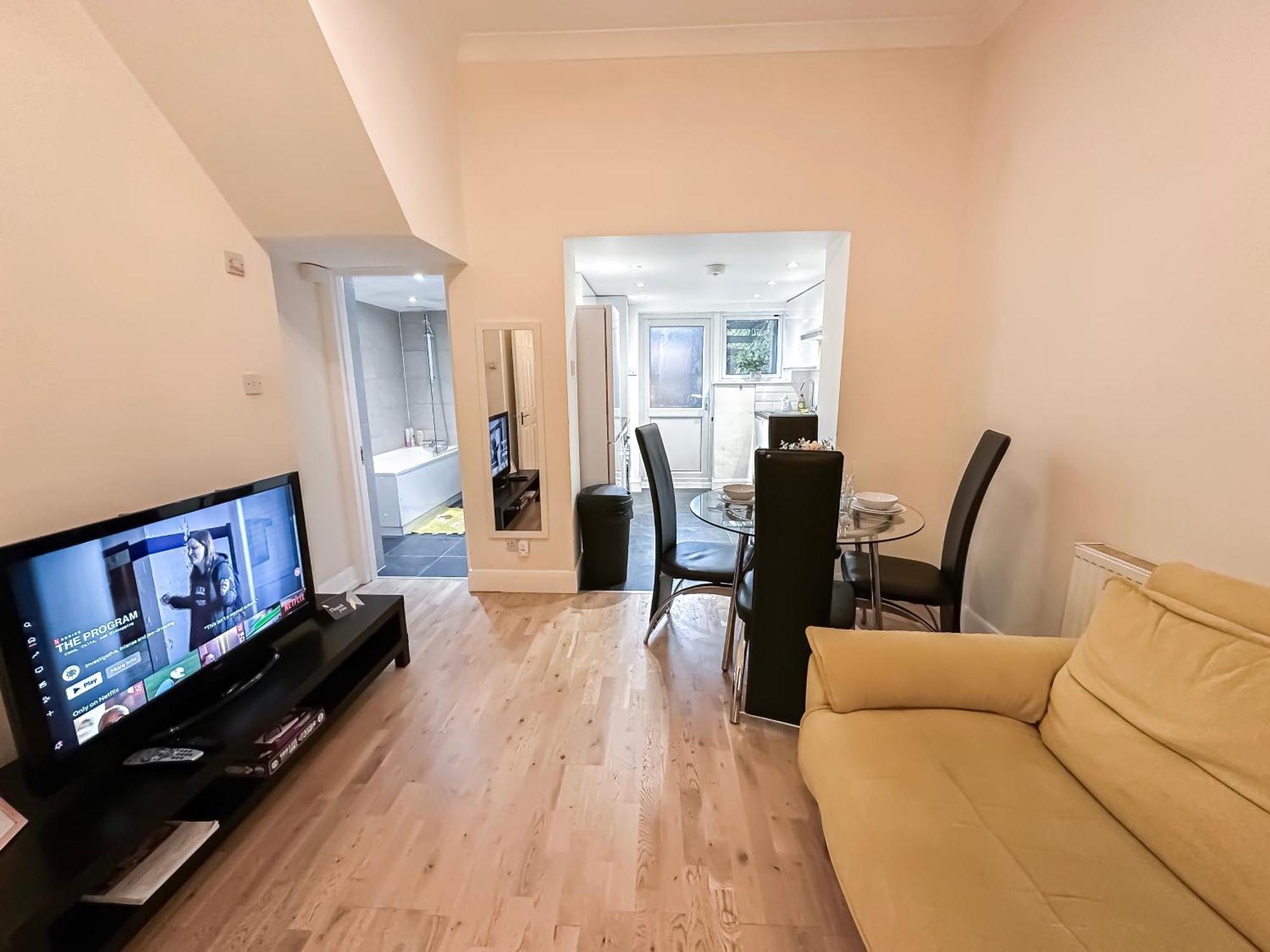 1-Bedroom Flat With Small Garden & Paid Parking In Finsbury Park, Highbury London Exteriör bild