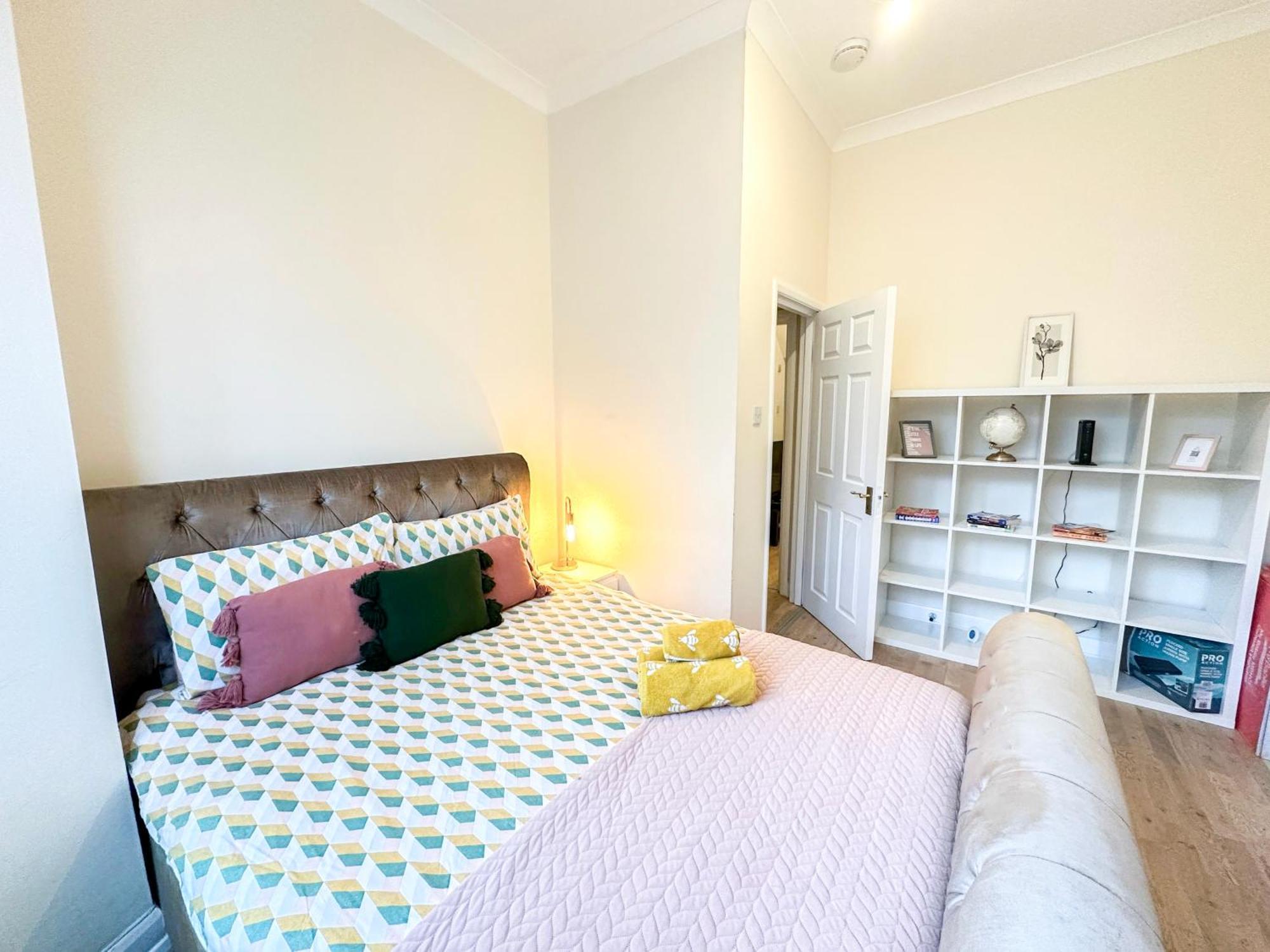 1-Bedroom Flat With Small Garden & Paid Parking In Finsbury Park, Highbury London Exteriör bild
