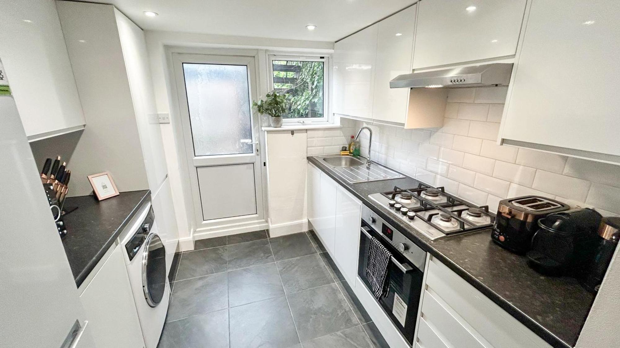1-Bedroom Flat With Small Garden & Paid Parking In Finsbury Park, Highbury London Exteriör bild