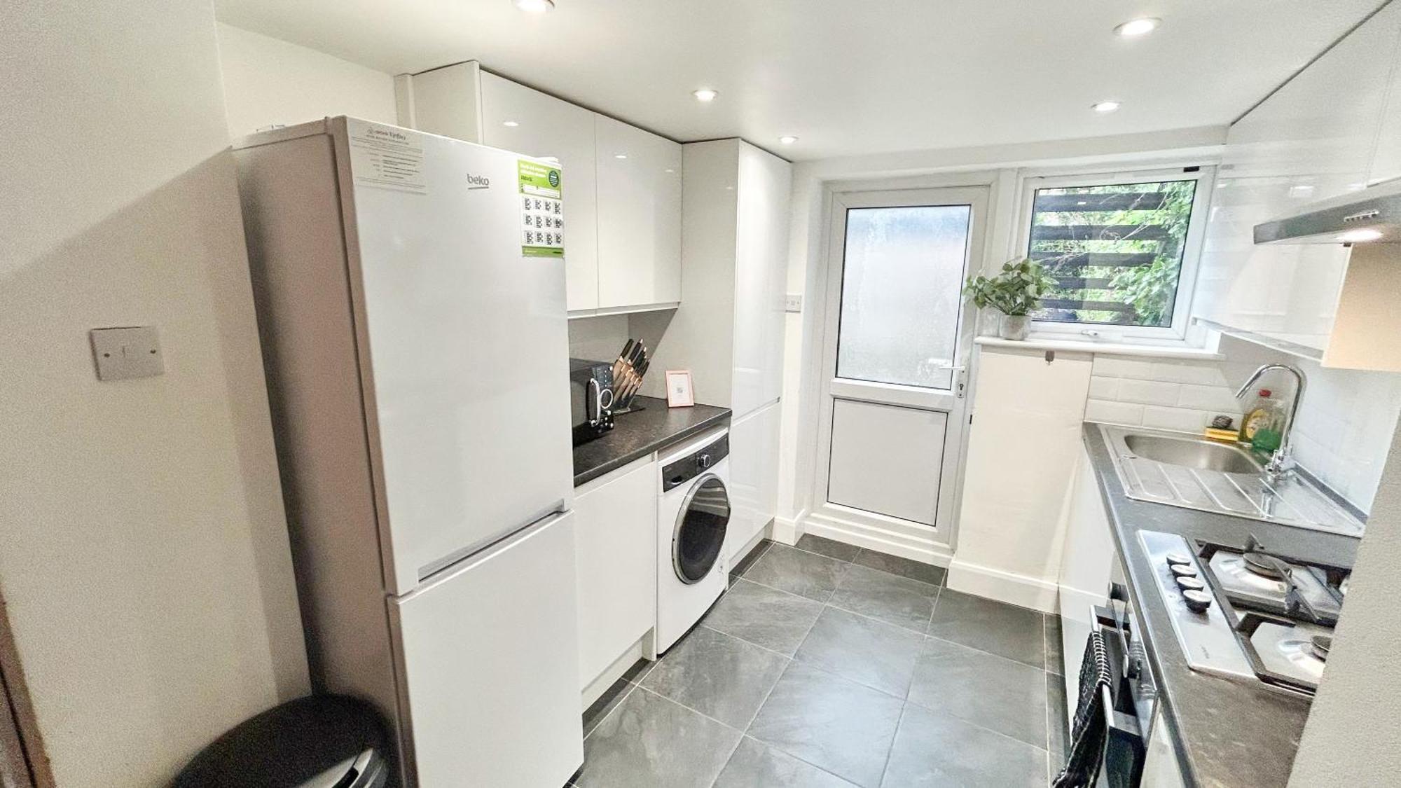 1-Bedroom Flat With Small Garden & Paid Parking In Finsbury Park, Highbury London Exteriör bild