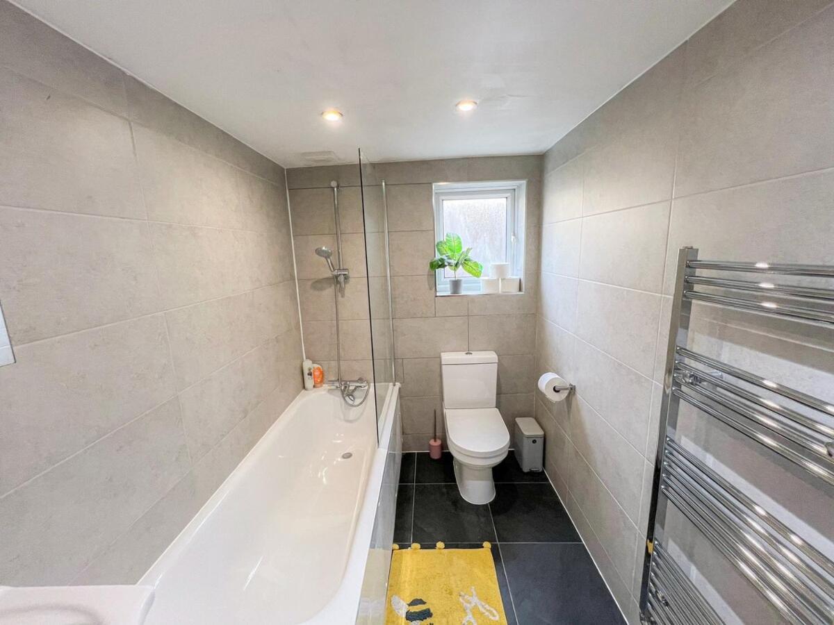 1-Bedroom Flat With Small Garden & Paid Parking In Finsbury Park, Highbury London Exteriör bild