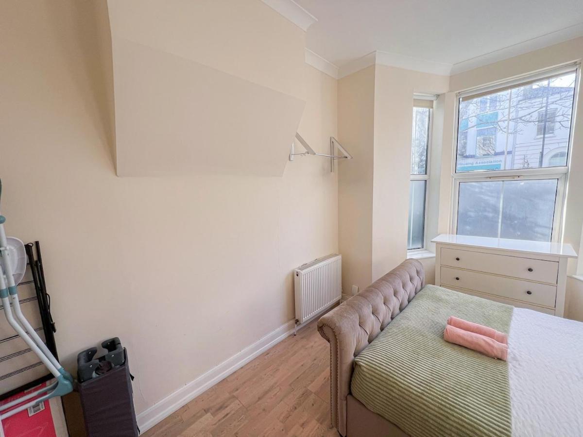 1-Bedroom Flat With Small Garden & Paid Parking In Finsbury Park, Highbury London Exteriör bild