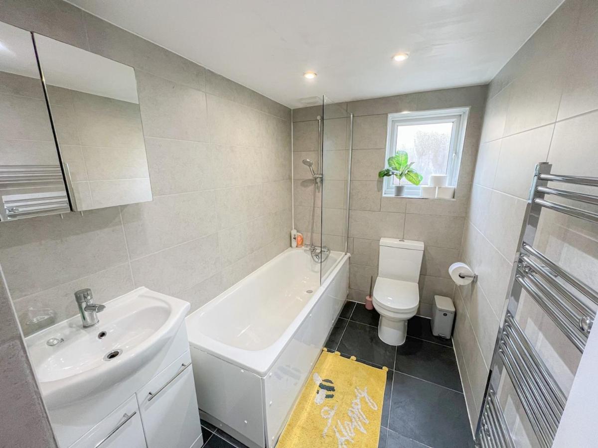 1-Bedroom Flat With Small Garden & Paid Parking In Finsbury Park, Highbury London Exteriör bild