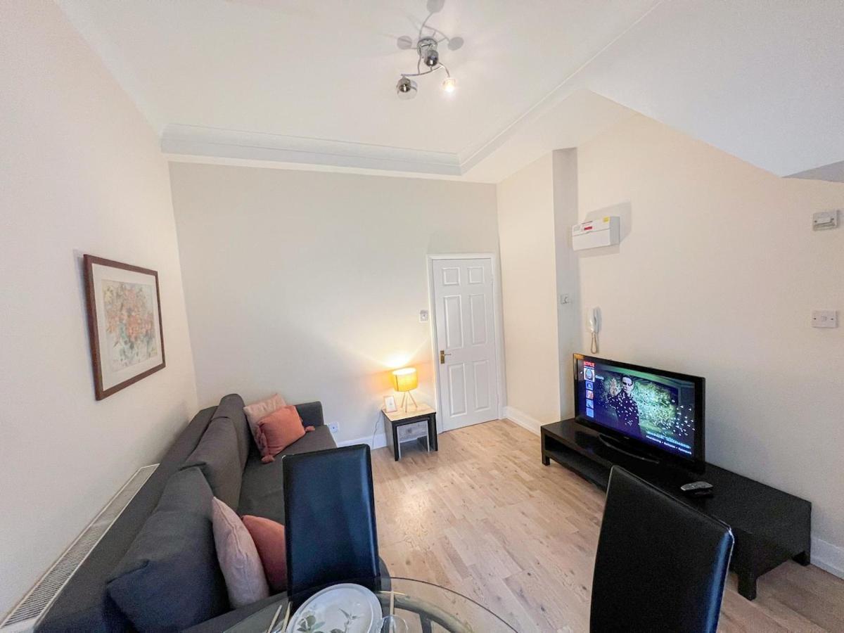 1-Bedroom Flat With Small Garden & Paid Parking In Finsbury Park, Highbury London Exteriör bild