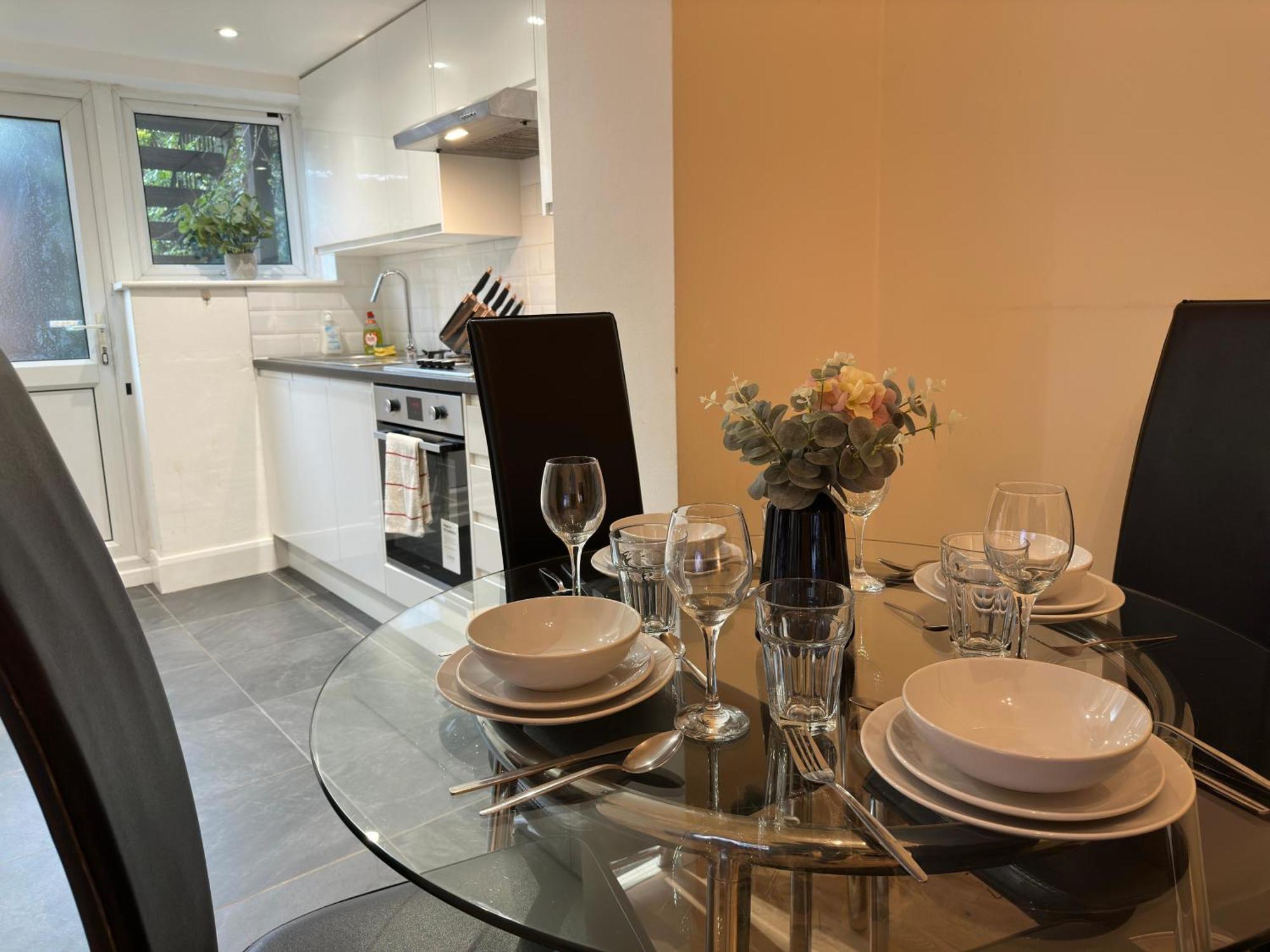 1-Bedroom Flat With Small Garden & Paid Parking In Finsbury Park, Highbury London Exteriör bild